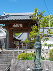 「来迎寺」白衣観音像と山門